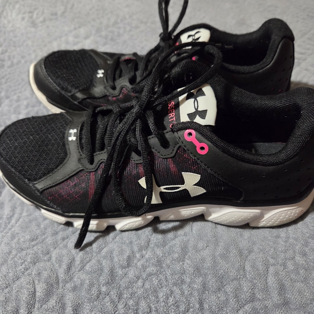 Under Armour Womens  Black and Pink Sneakers,Size 10!